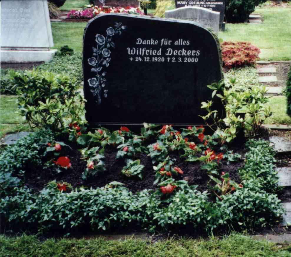 Grabstein fuer 
Wilfried Deckers, gestorben am 3. Maerz 2000
